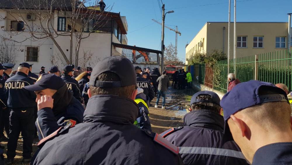 Policia rrethon zonen e 5 Majit, shemben sot te tjera banesa